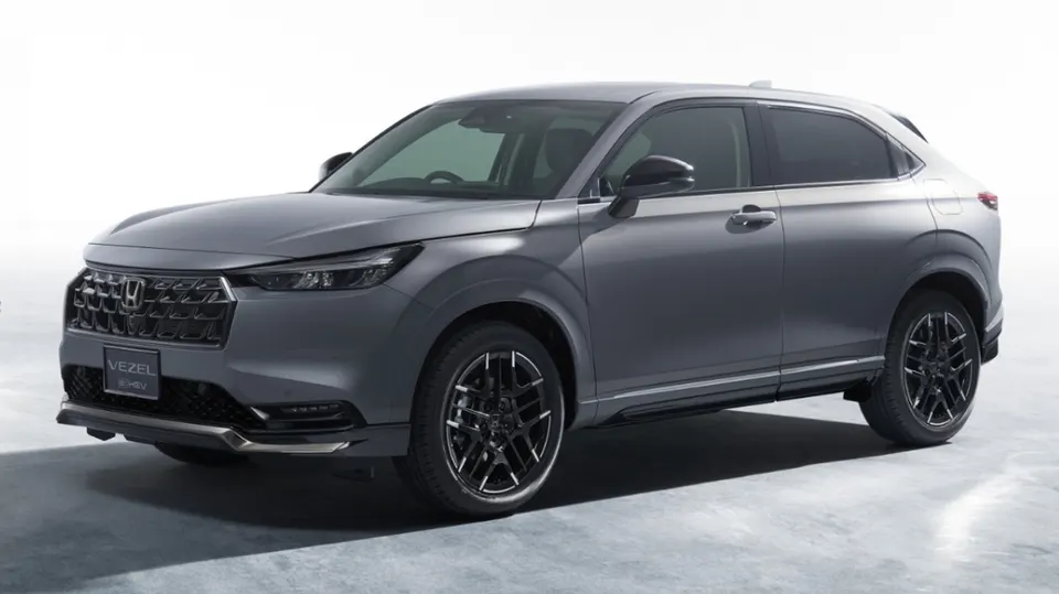 The 2027 Japan-market Vezel gains a Black Sport Style pack, visible here in its darkened grille and alloy wheels.