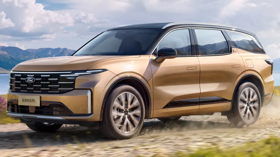 The facelifted Ford Edge L shows off its redesigned front end and lighting signature