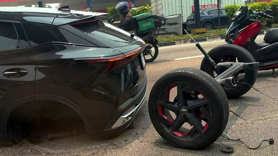 A Chery Omoda 5 sits stranded after its rear suspension failed on a Malaysian road